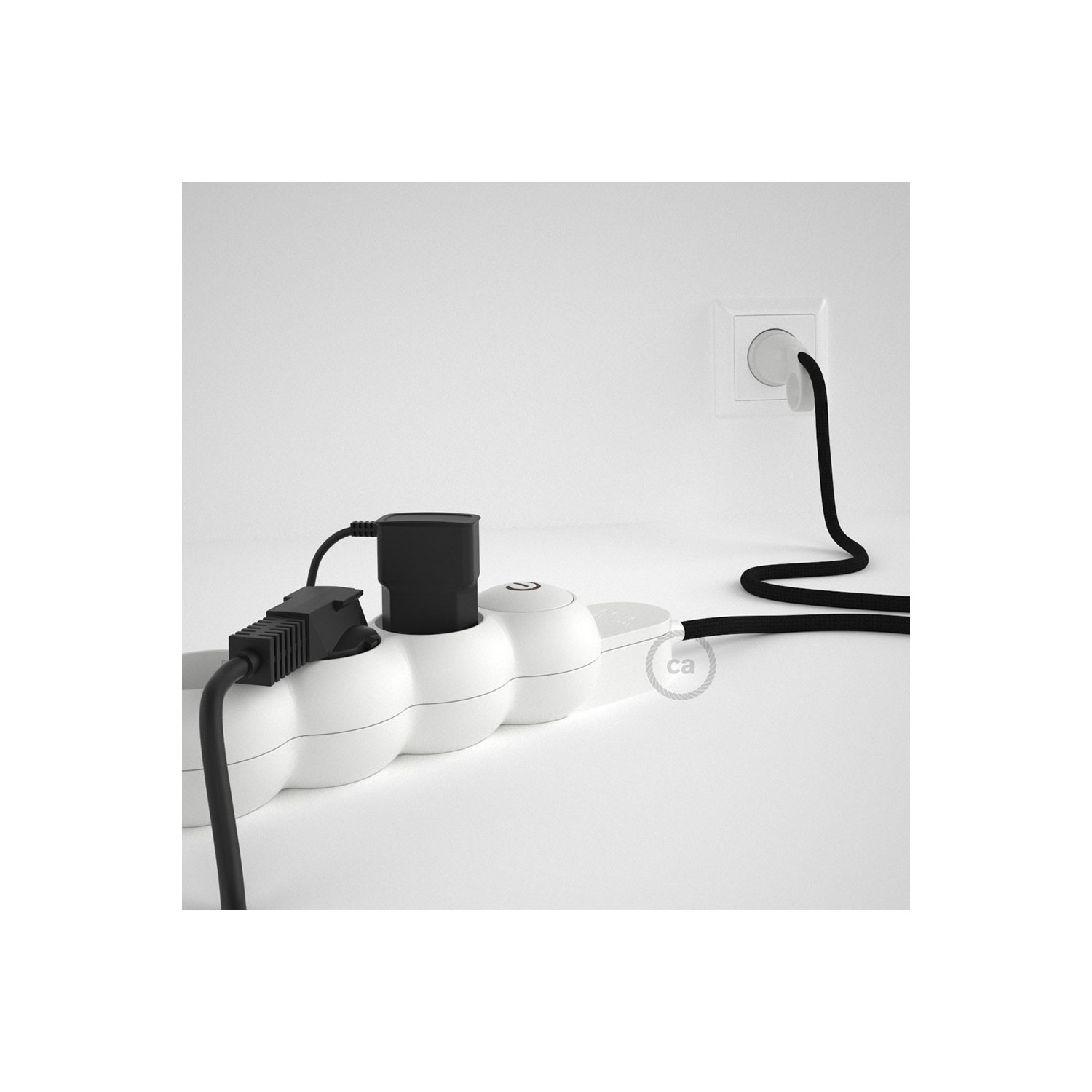 Prodlužovací textilný elektrický kabel - RM04 černý - se 4 zásuvkami a Schuko zástrčkou.